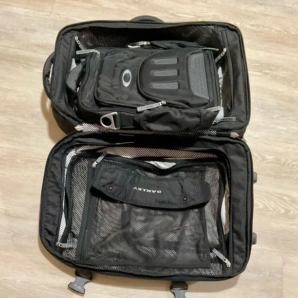 Oakley Black and Gray Travel Bag and Computer Bag….Set…. - Picture 9 of 10